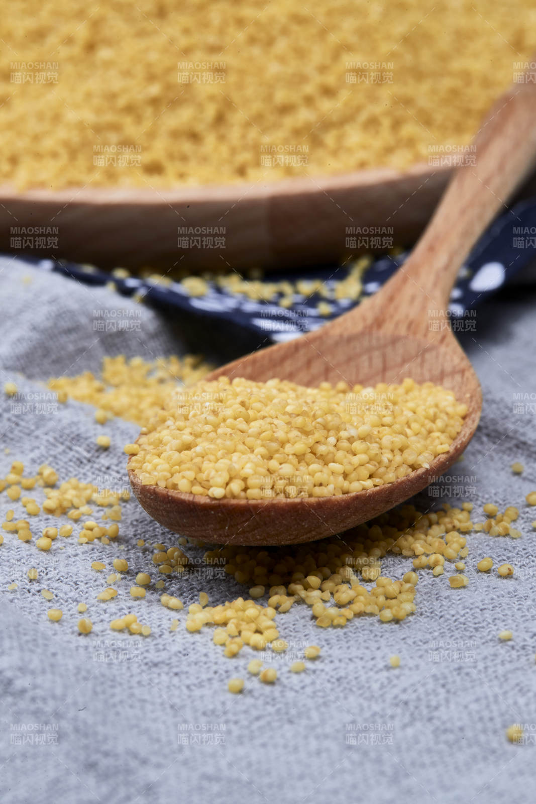 质量上乘的金黄小米粟米图片