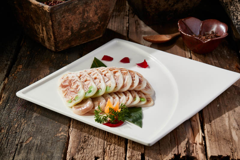白色瓷盘装的秘制猪耳大鱿鱼卷图片
