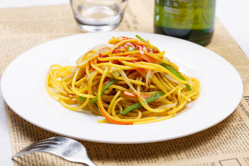 白色瓷盘装的番茄肉酱炒意面图片