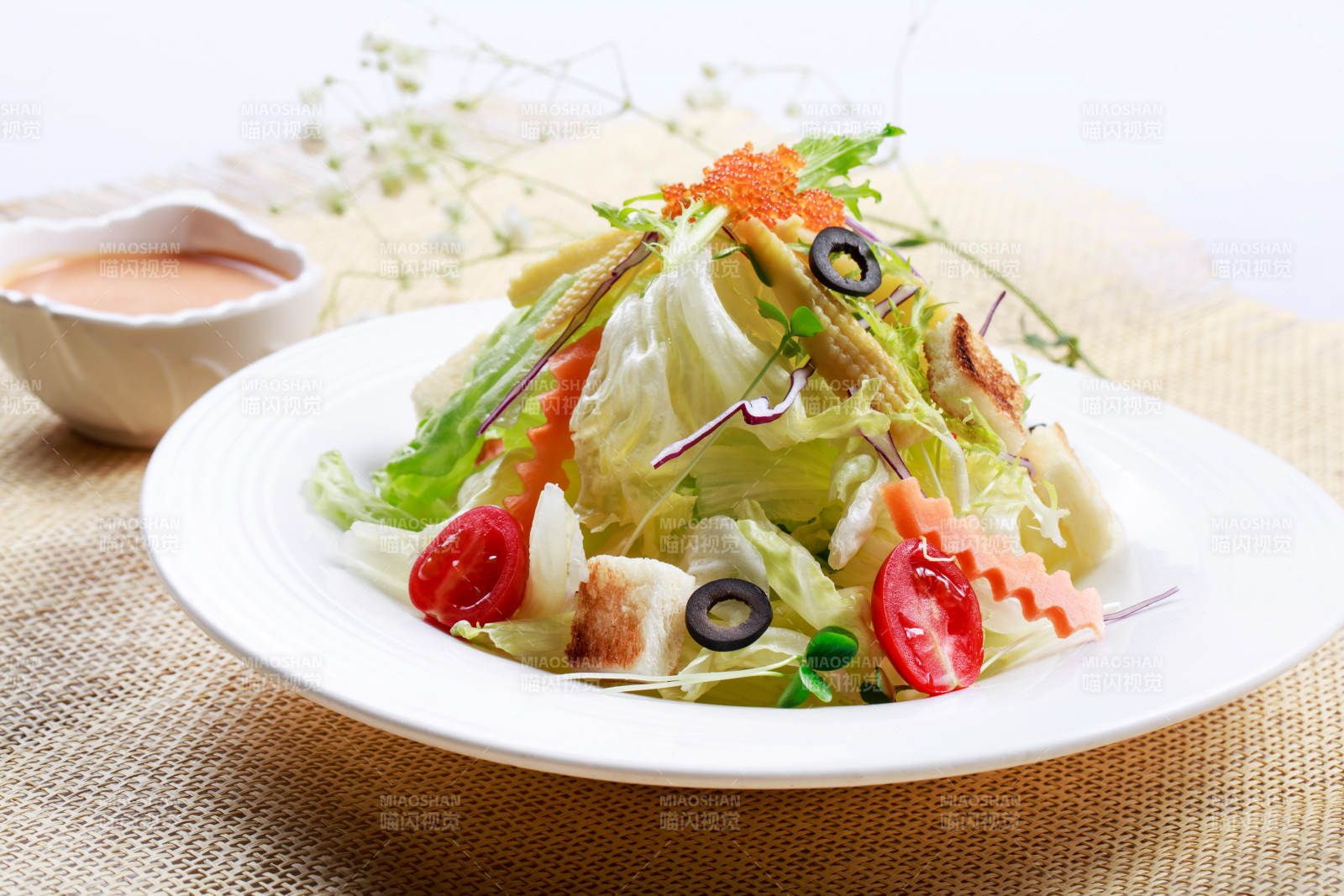 白色瓷盘装的田园时蔬拌菜沙拉图片