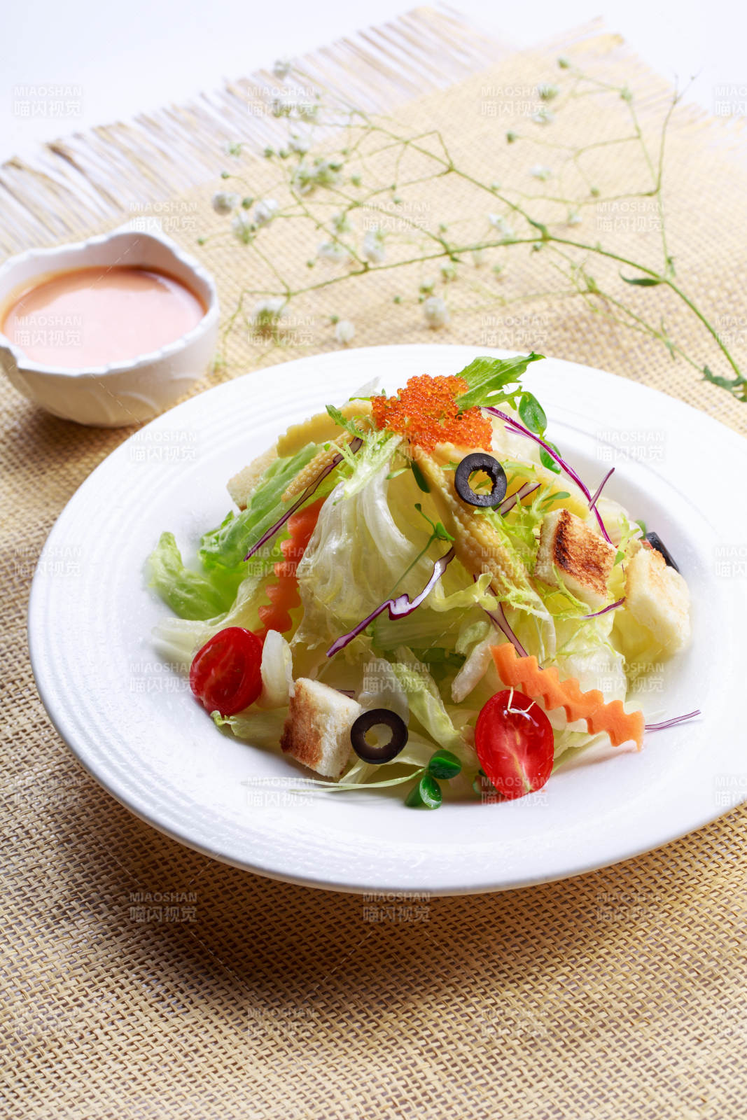 白色瓷盘装的田园时蔬拌菜沙拉图片