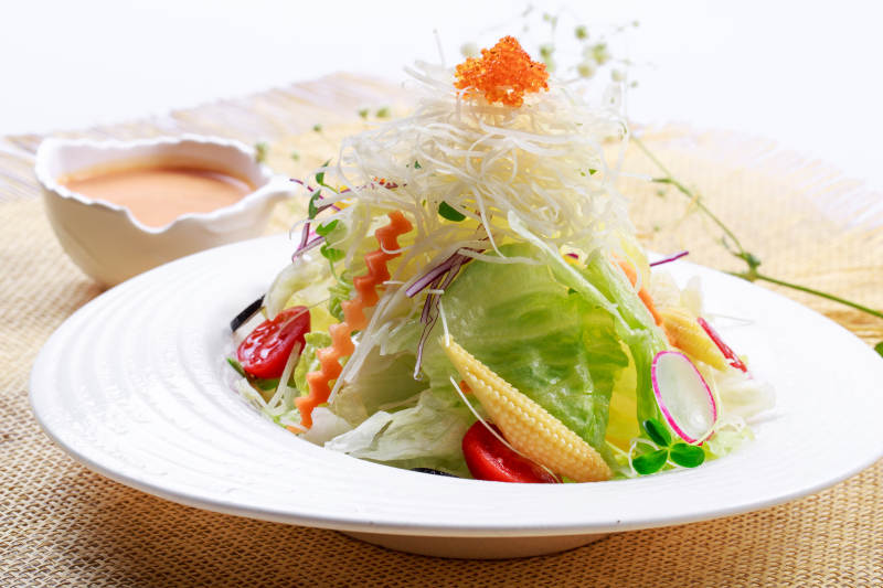 白色瓷盘装的田园时蔬拌菜沙拉图片