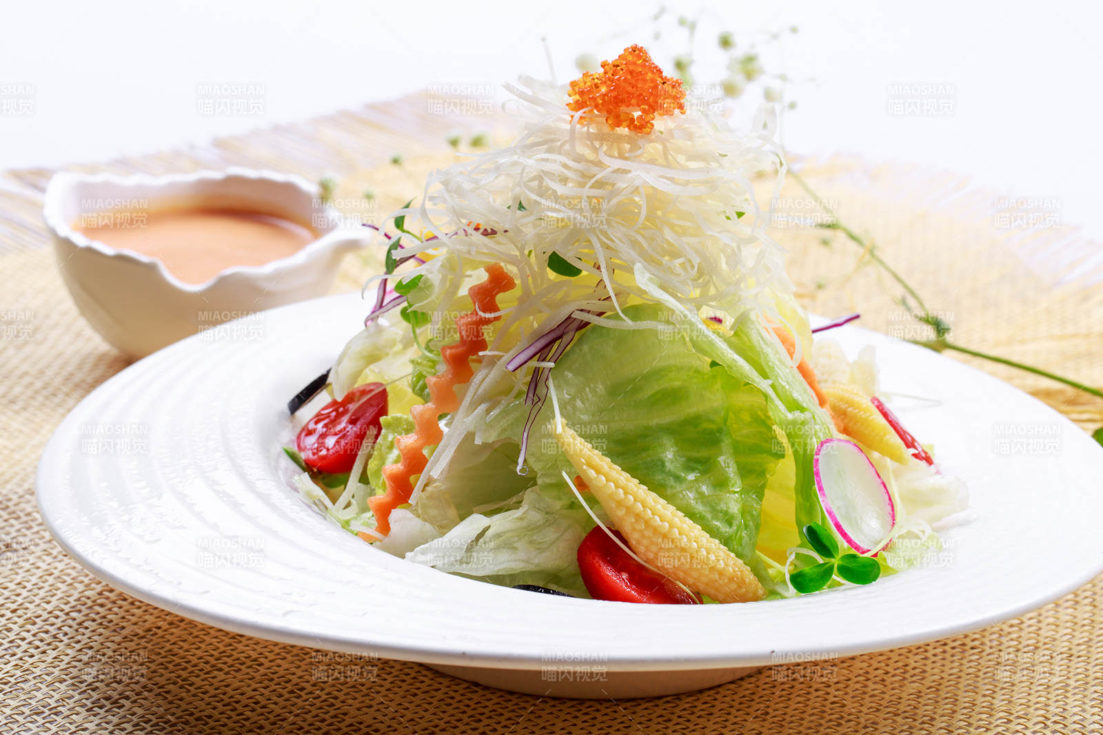 白色瓷盘装的田园时蔬拌菜沙拉图片