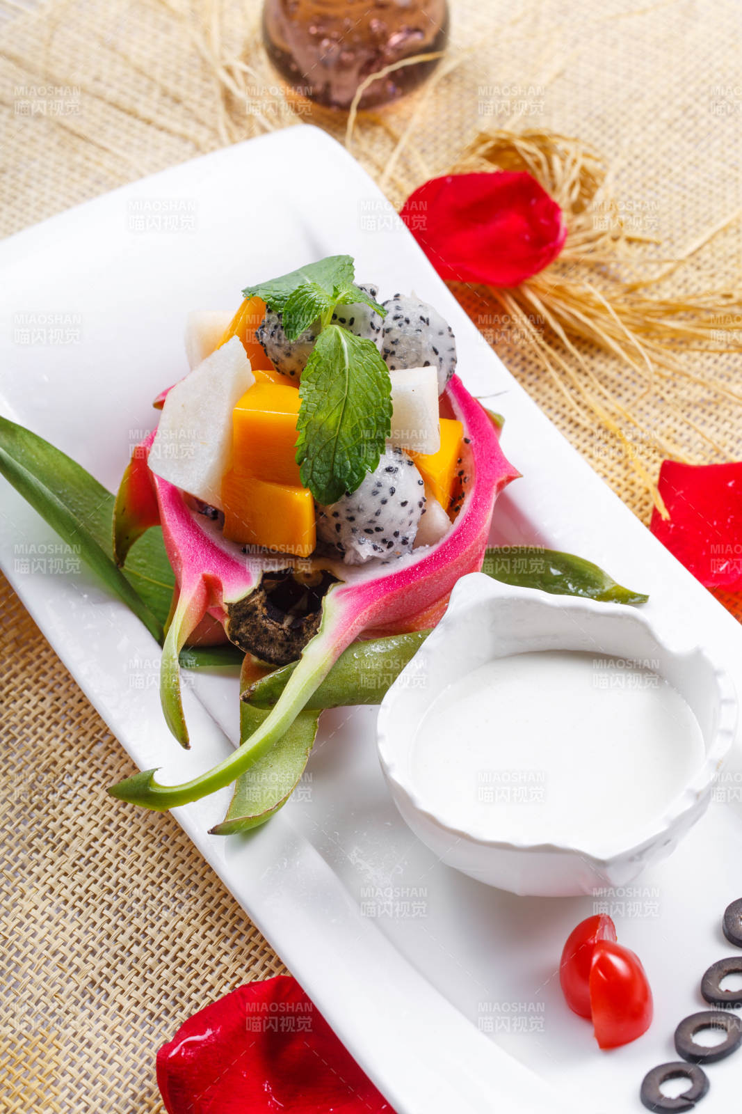 白色瓷盘装的酸奶水果捞图片