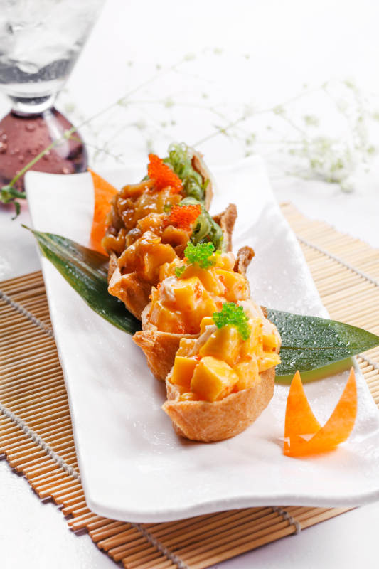 海贼王军舰寿司摆放在寿司帘上图片