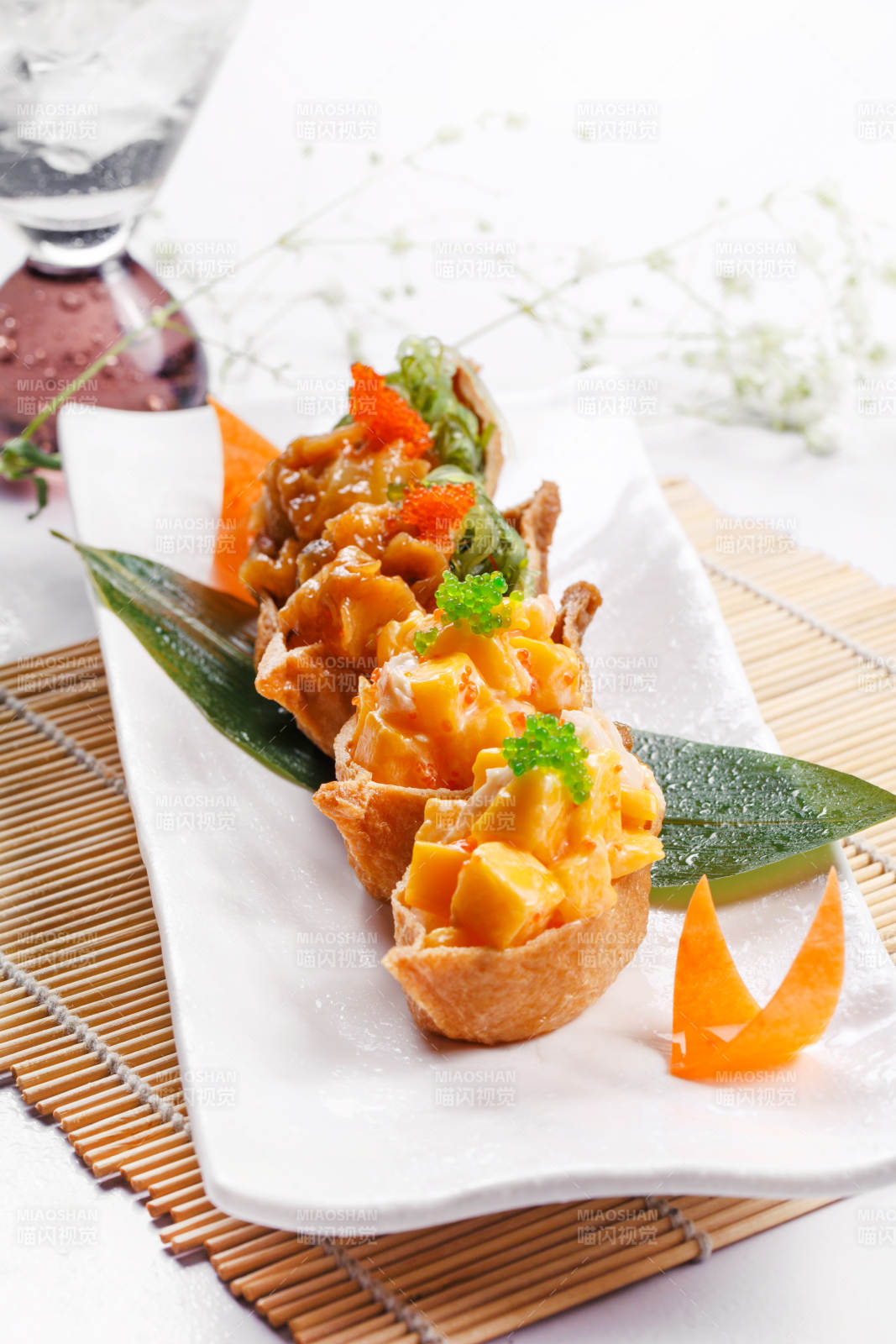 海贼王军舰寿司摆放在寿司帘上图片