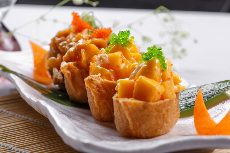 海贼王军舰寿司摆放在寿司帘上图片