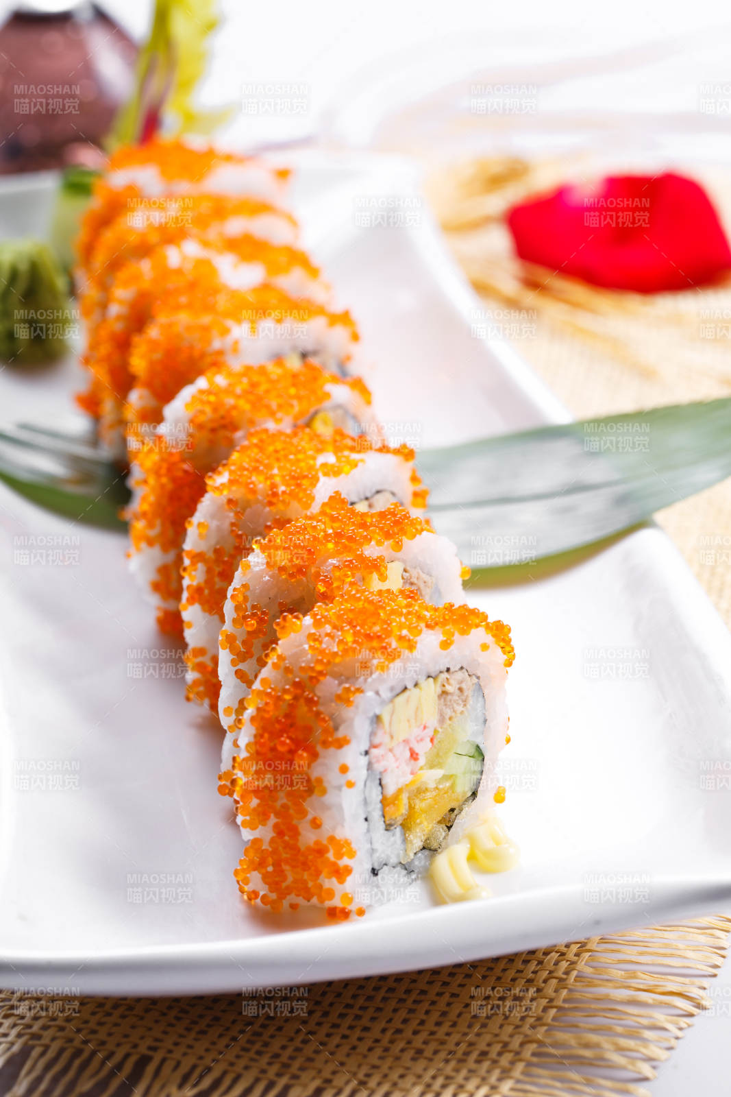 蟹子加州手卷寿司摆放在草垫上图片