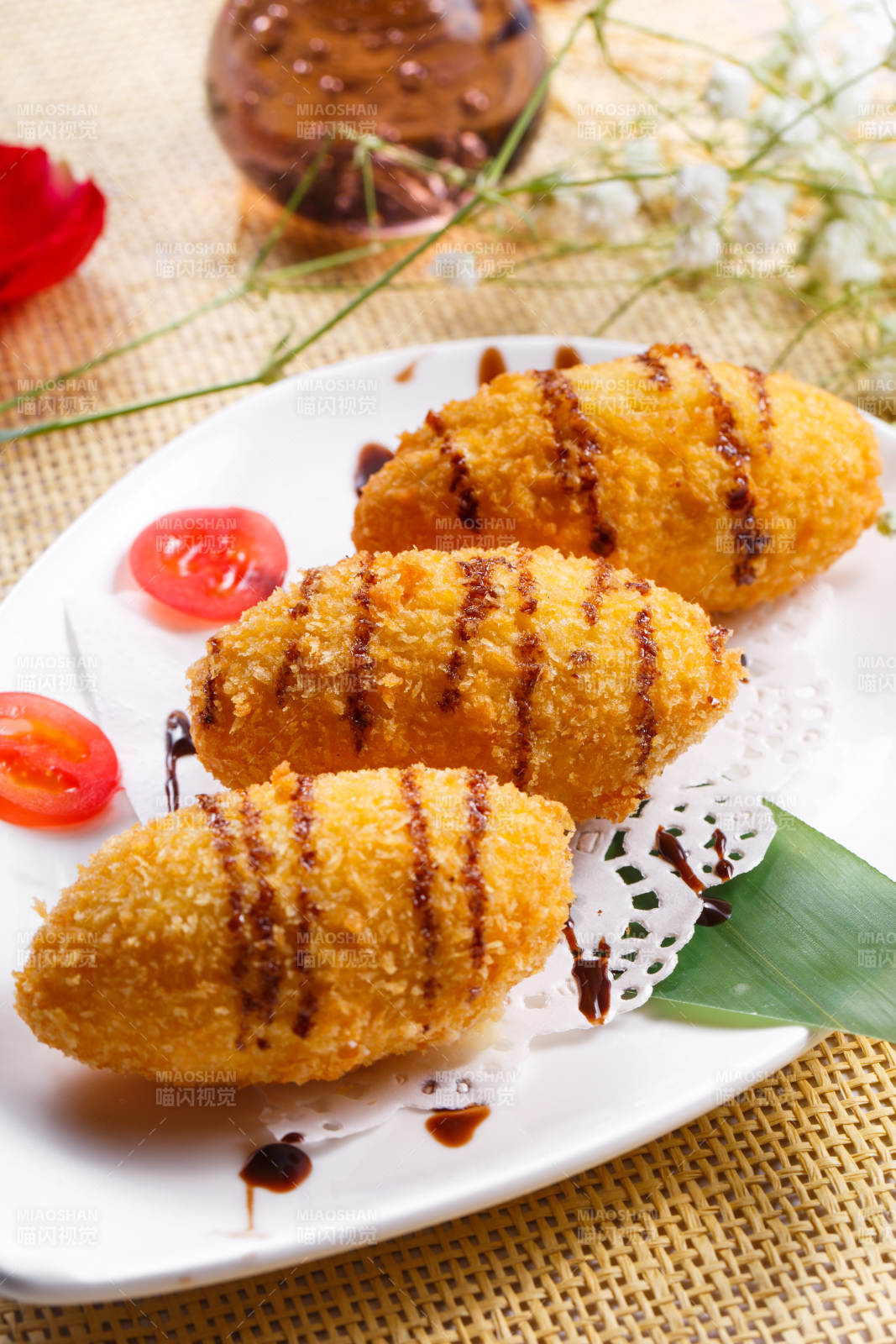 白色瓷盘装的的香炸黄金鸡肉球图片