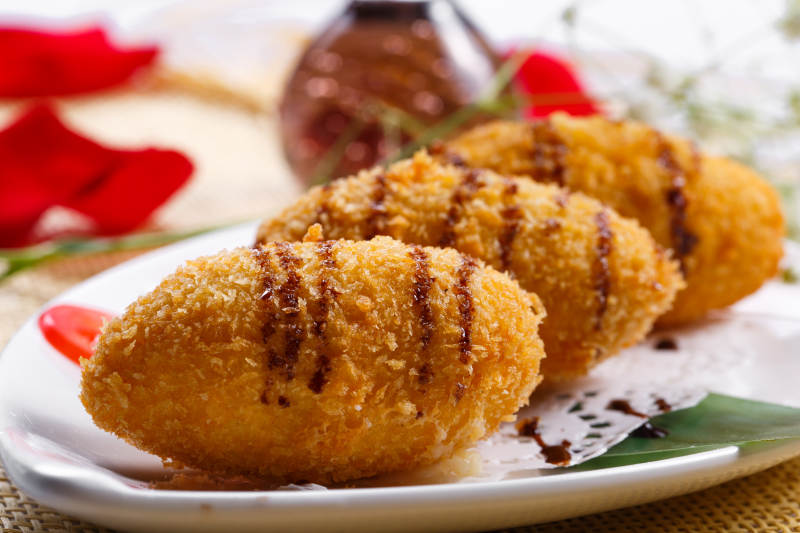 白色瓷盘装的的香炸黄金鸡肉球图片