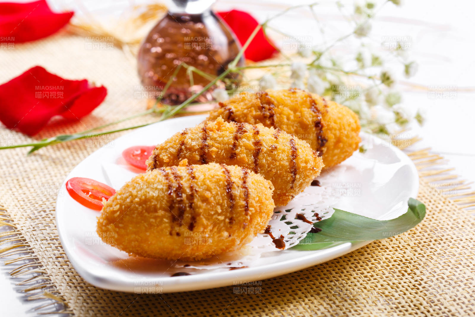 白色瓷盘装的的香炸黄金鸡肉球图片
