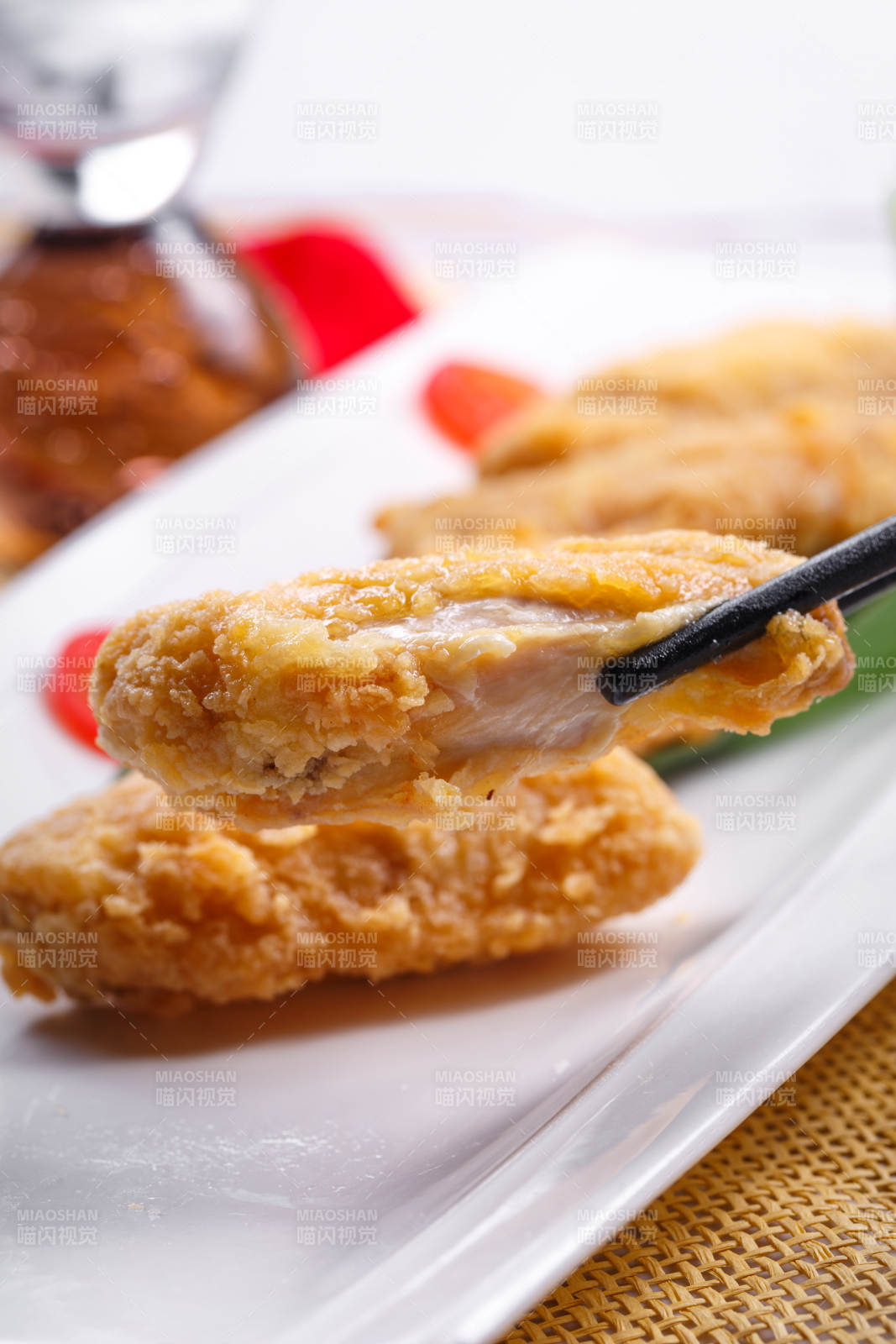 白色瓷盘装的香炸鸡翅中图片