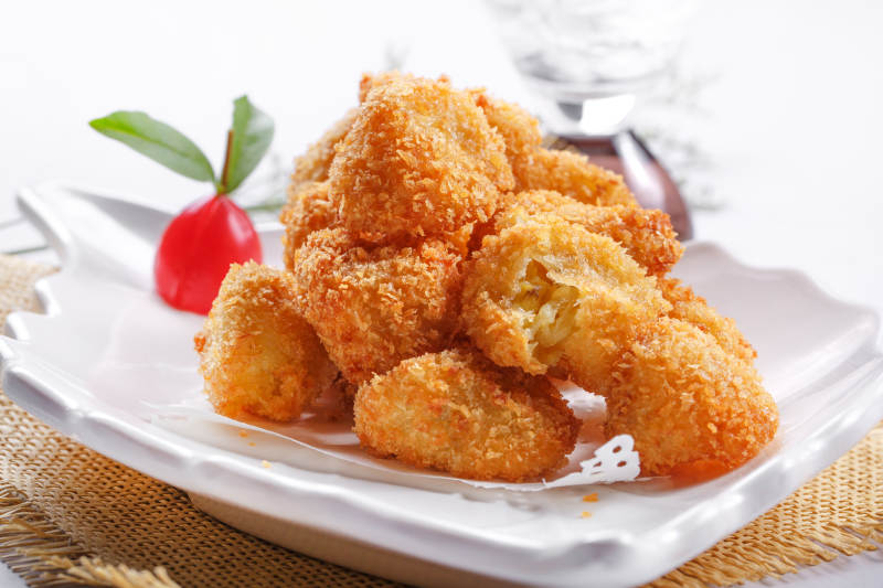 白色瓷盘装的香炸鸡块图片