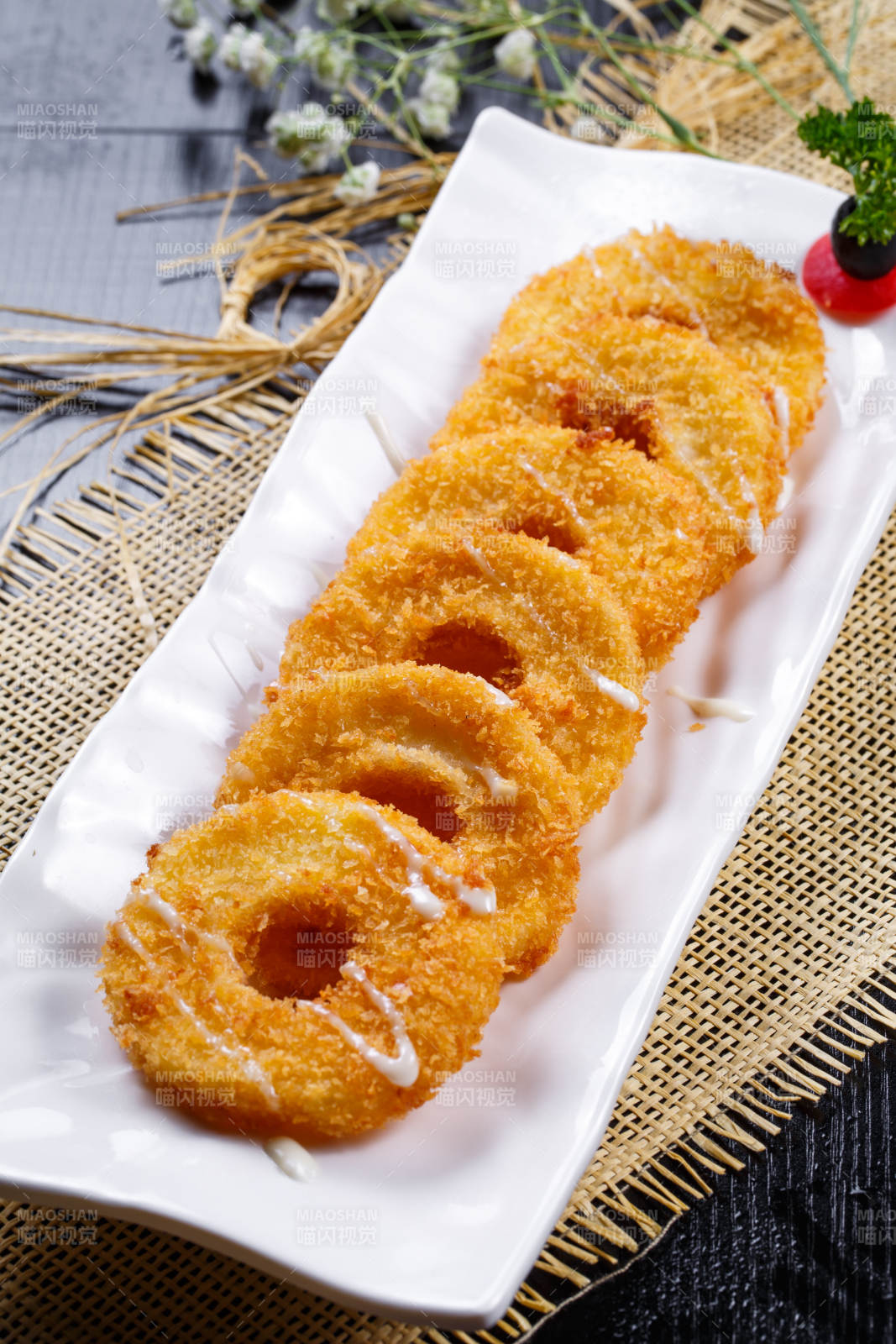 白色瓷盘装的的油炸菠萝派图片