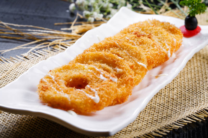 白色瓷盘装的的油炸菠萝派图片