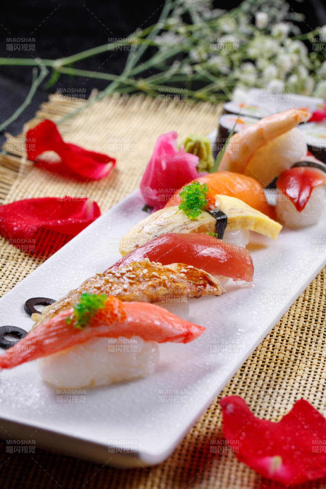 精美餐具装的高级手握寿司拼盘图片