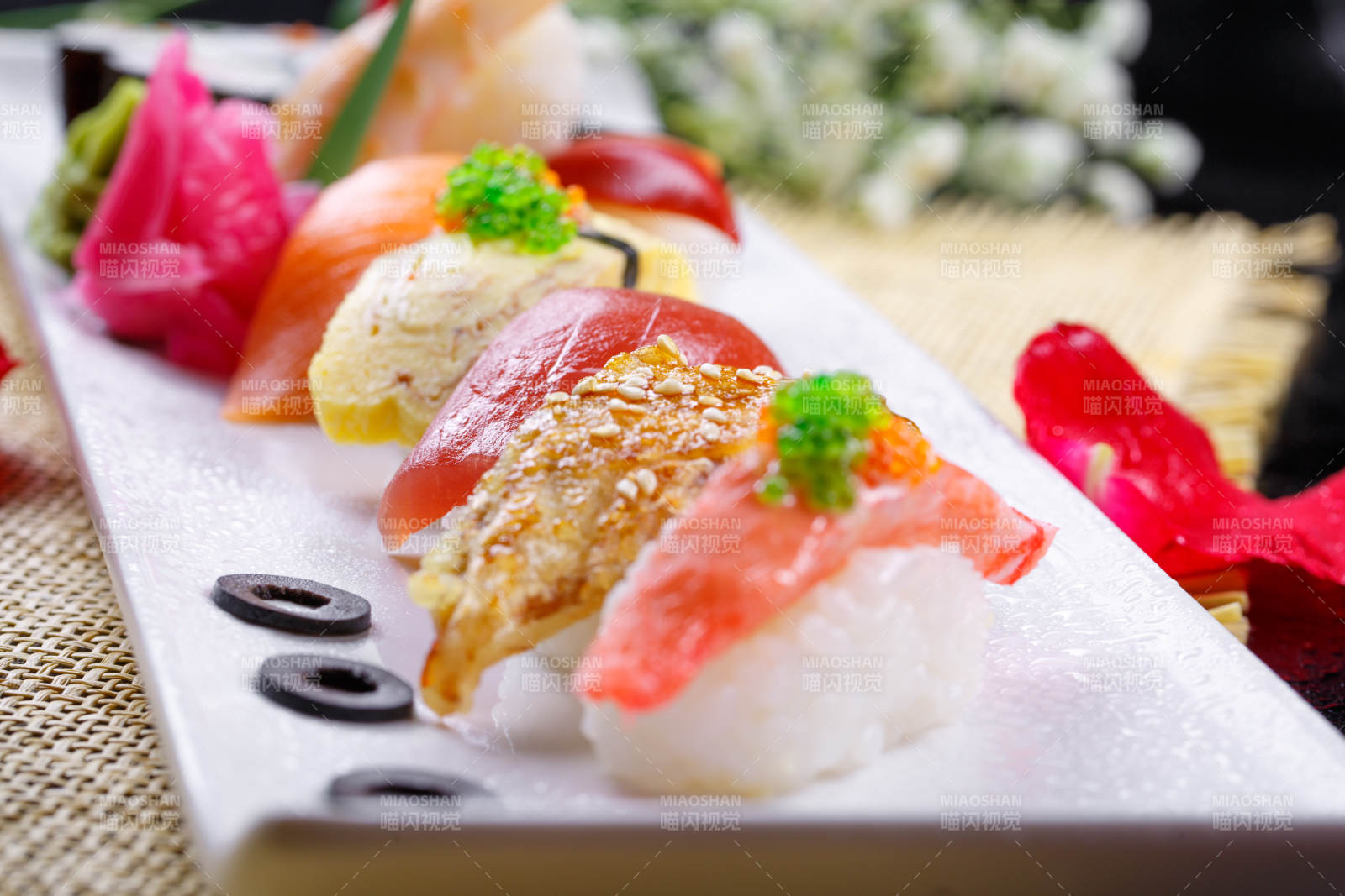 精美餐具装的高级手握寿司拼盘图片