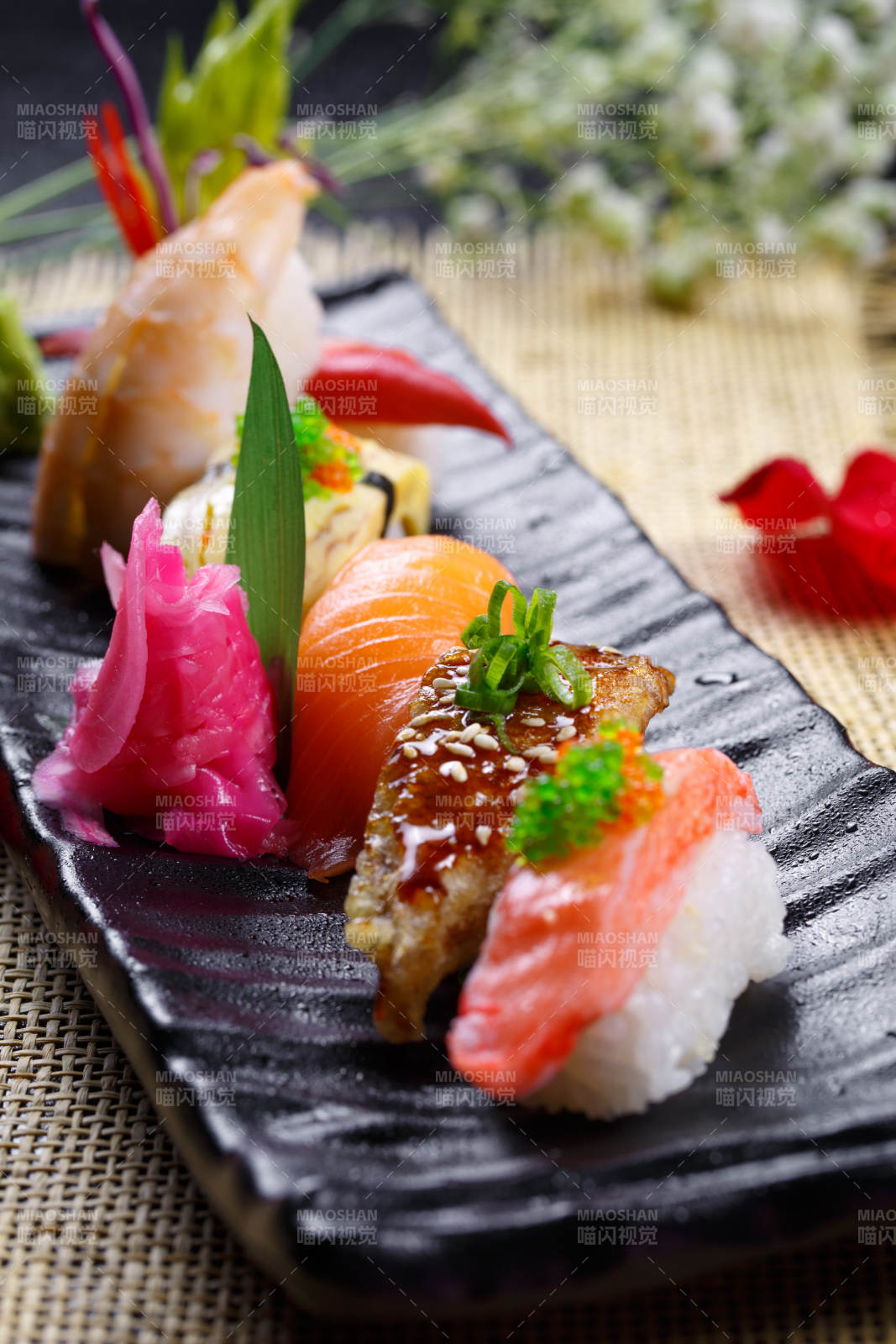 精美餐具装的高级手握寿司拼盘图片