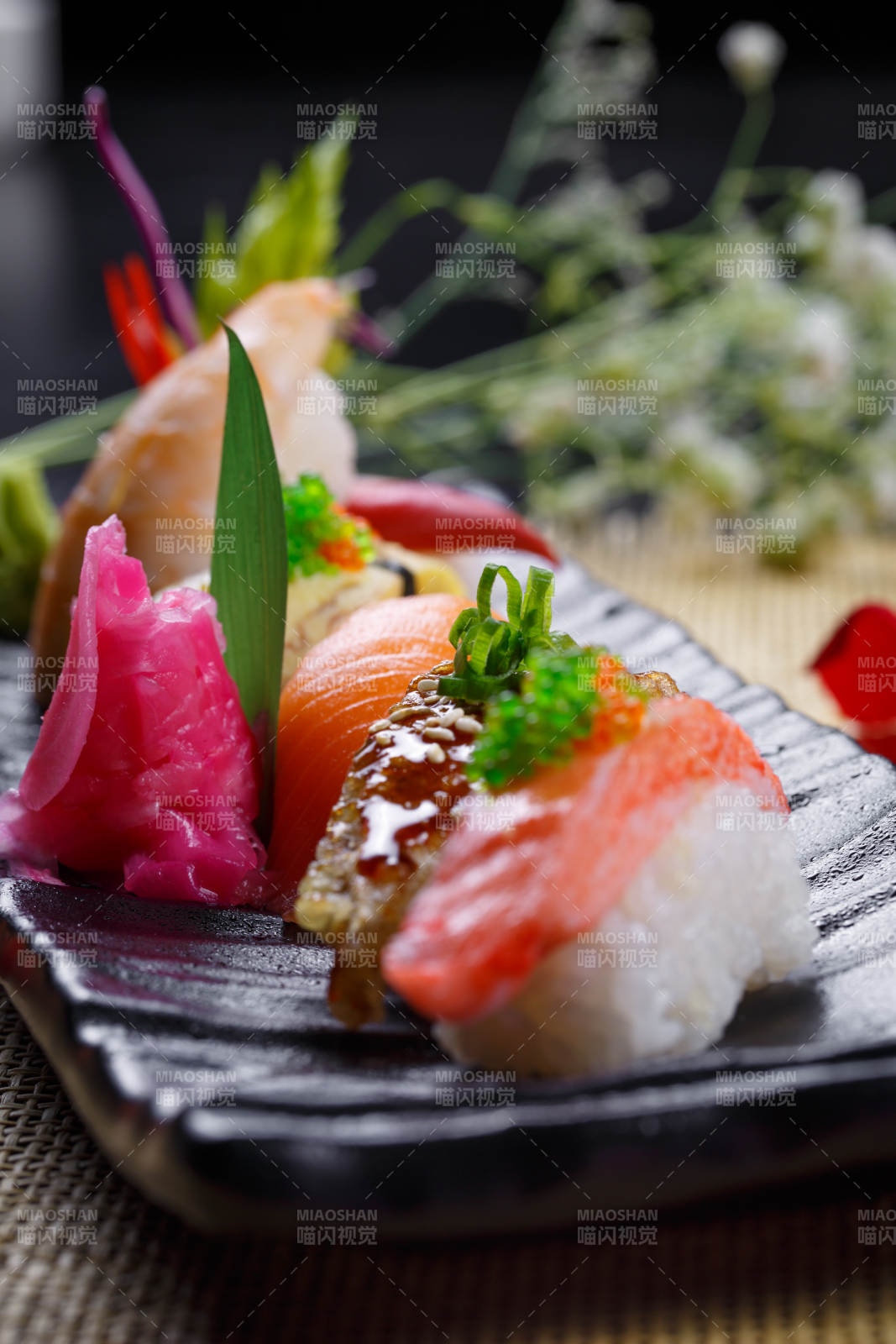 精美餐具装的高级手握寿司拼盘图片