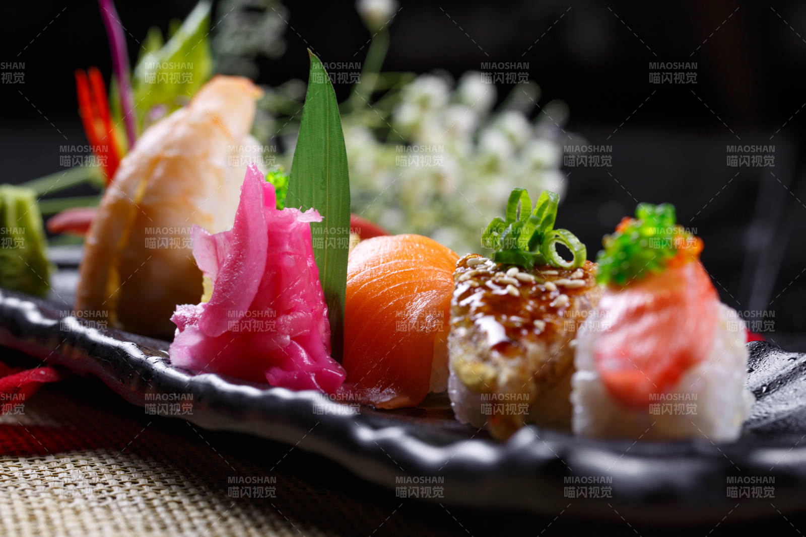 精美餐具装的高级手握寿司拼盘图片