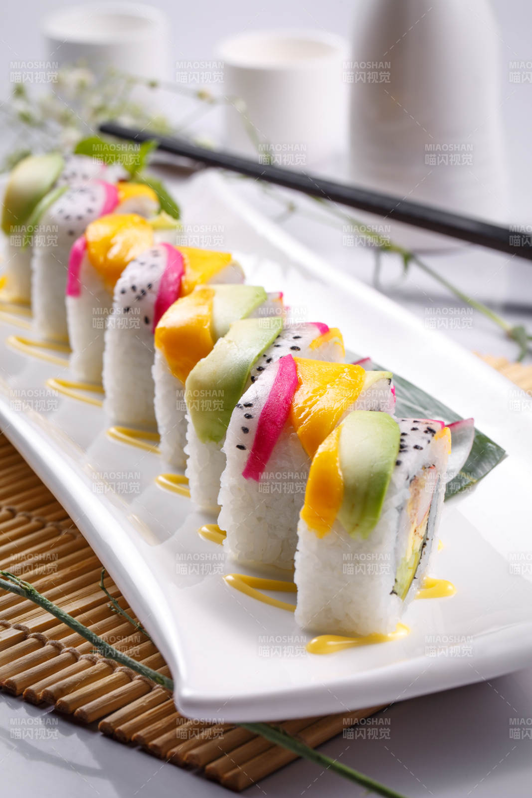 秋天童话手卷寿司摆放在寿司帘上图片