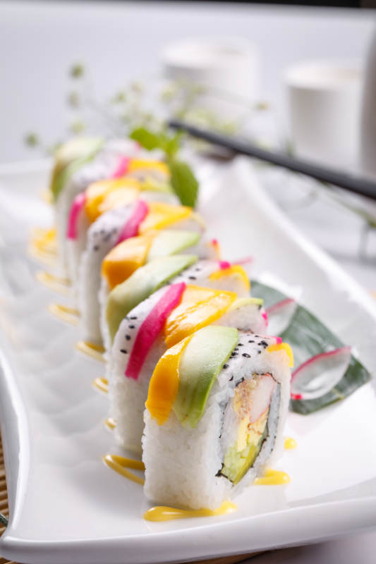 秋天童话手卷寿司摆放在寿司帘上图片