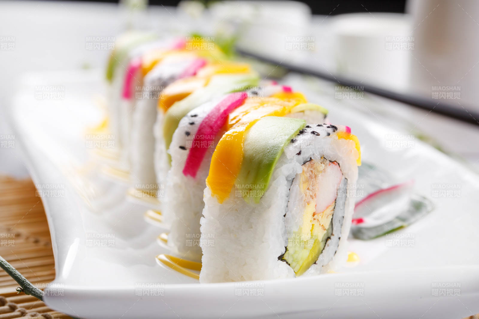 秋天童话手卷寿司摆放在寿司帘上图片