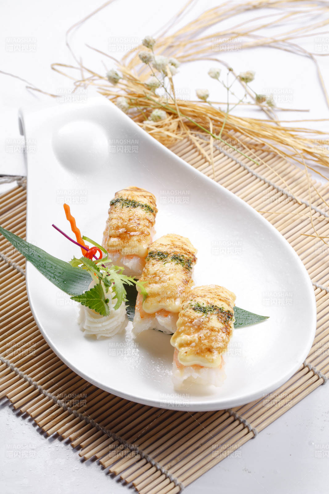 芝士焗鲜虾手握寿司摆放在寿司帘上图片