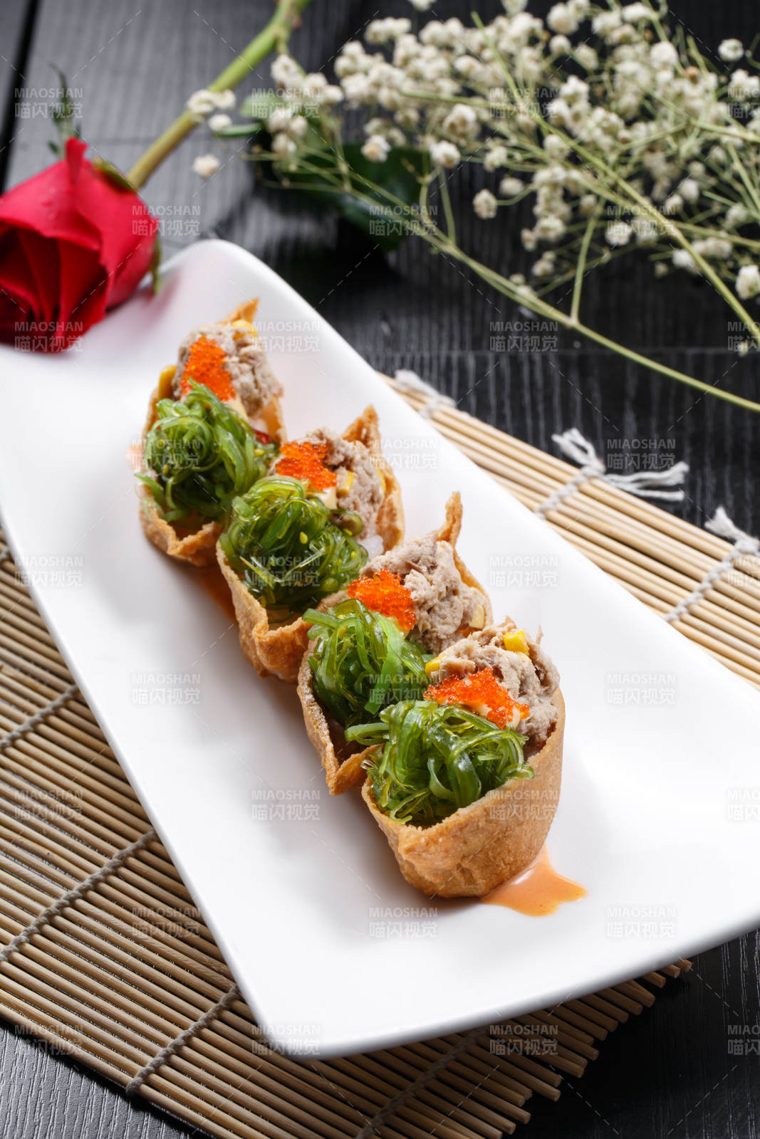 黄金船脆皮寿司摆放在寿司帘上图片