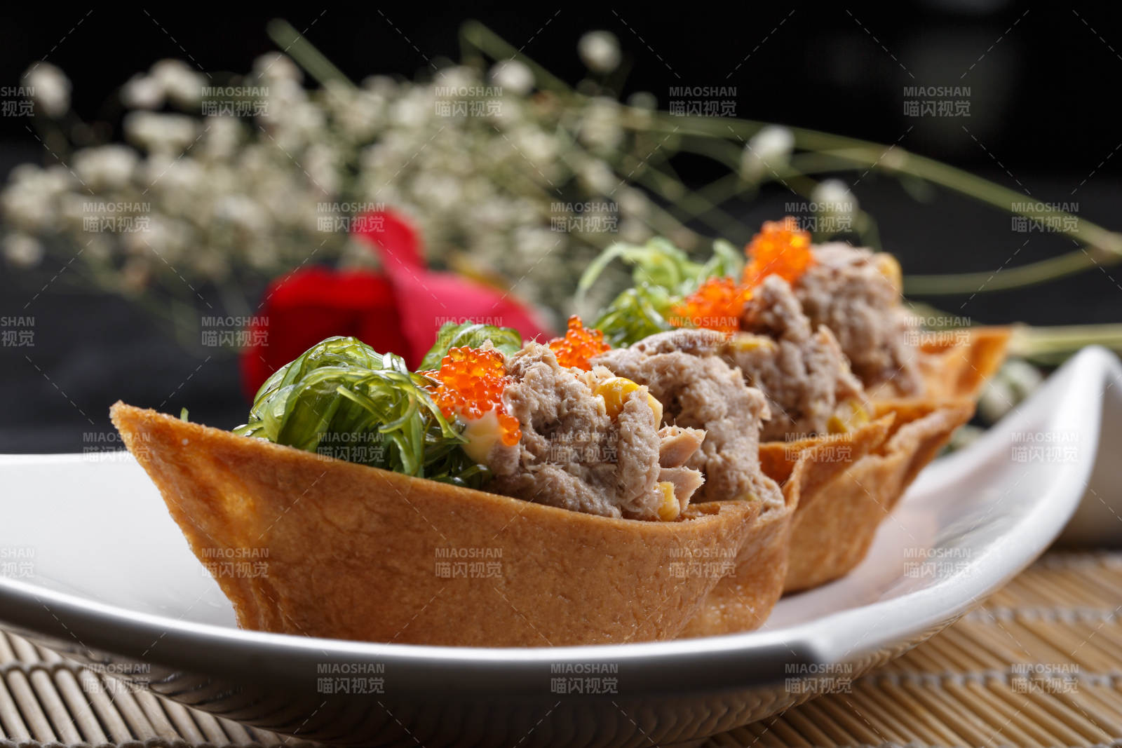 黄金船脆皮寿司摆放在寿司帘上图片