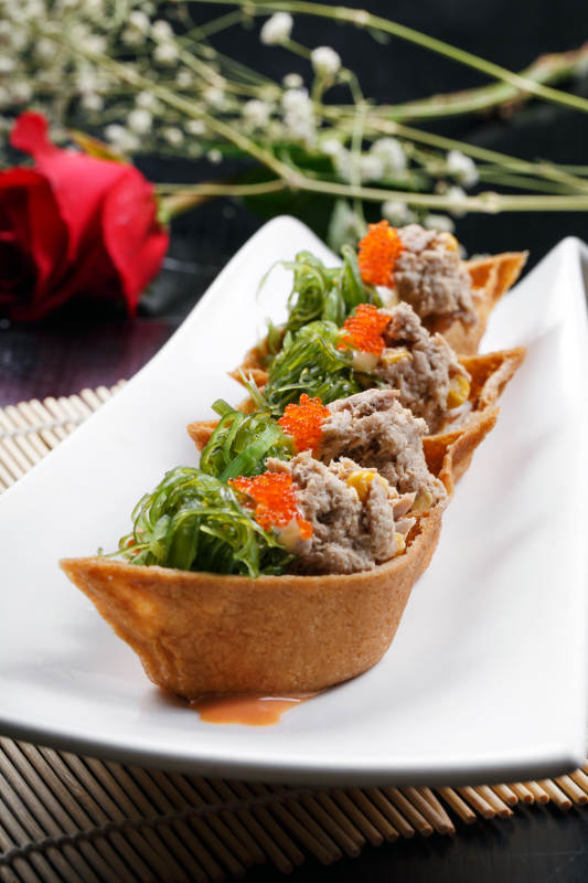 黄金船脆皮寿司摆放在寿司帘上图片