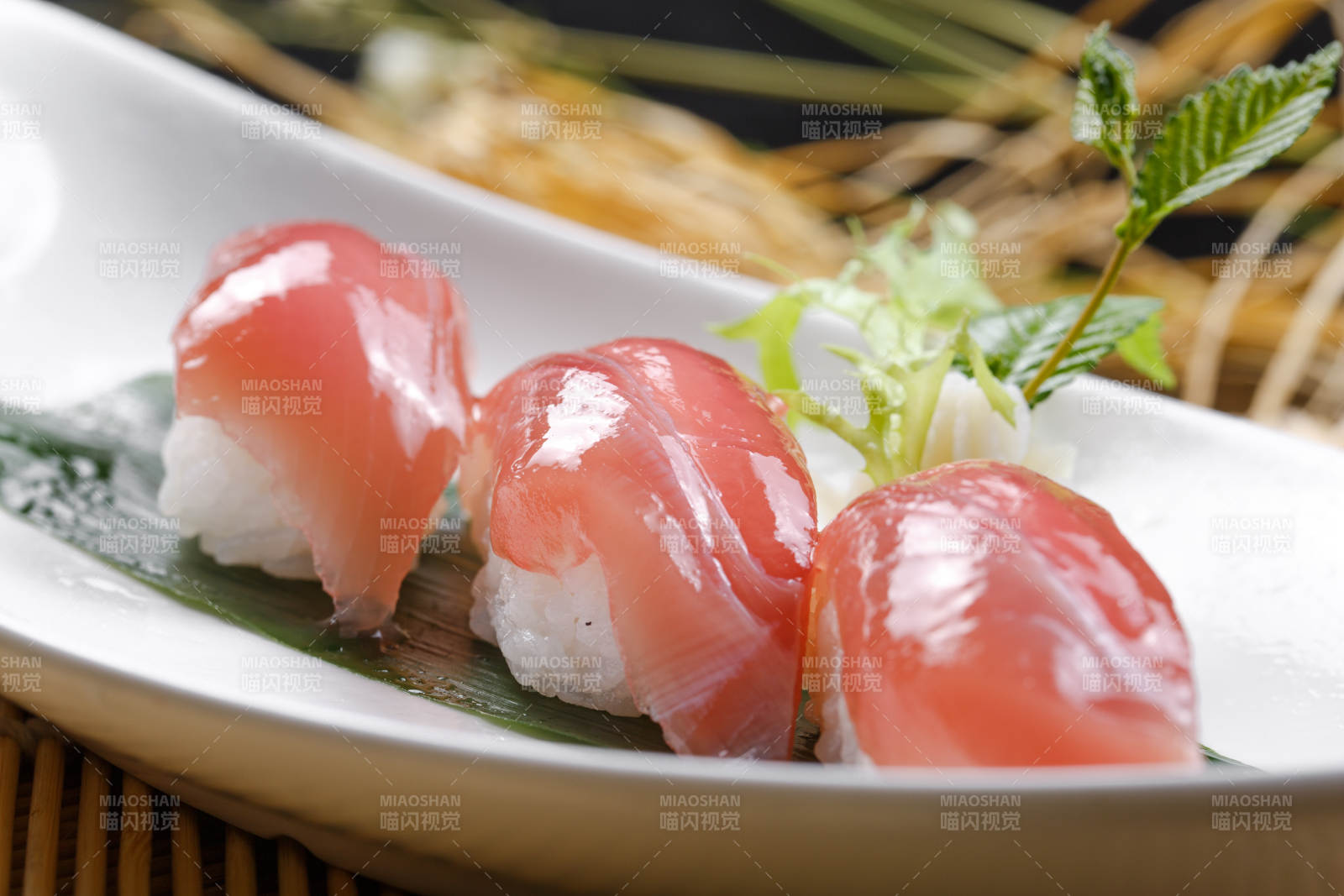 金枪鱼手握寿司摆放在寿司帘上图片