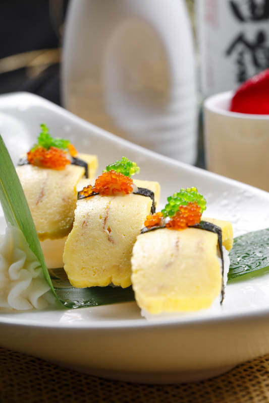 玉子小姐海苔蛋烧手握寿司摆放在草垫上图片