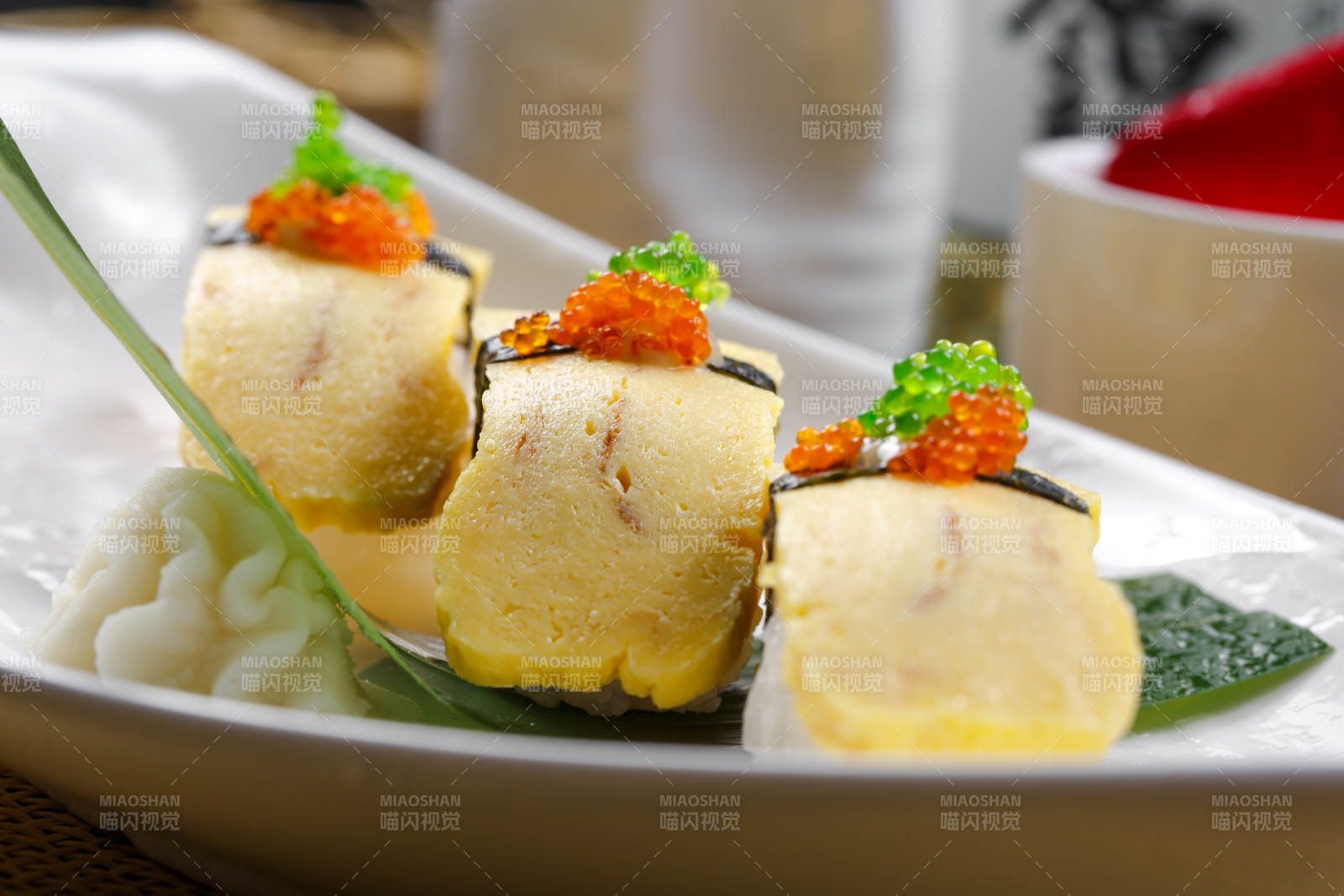 玉子小姐海苔蛋烧手握寿司摆放在草垫上图片