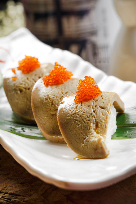 长方形瓷盘装的蟹子火灸鹅肝寿司图片