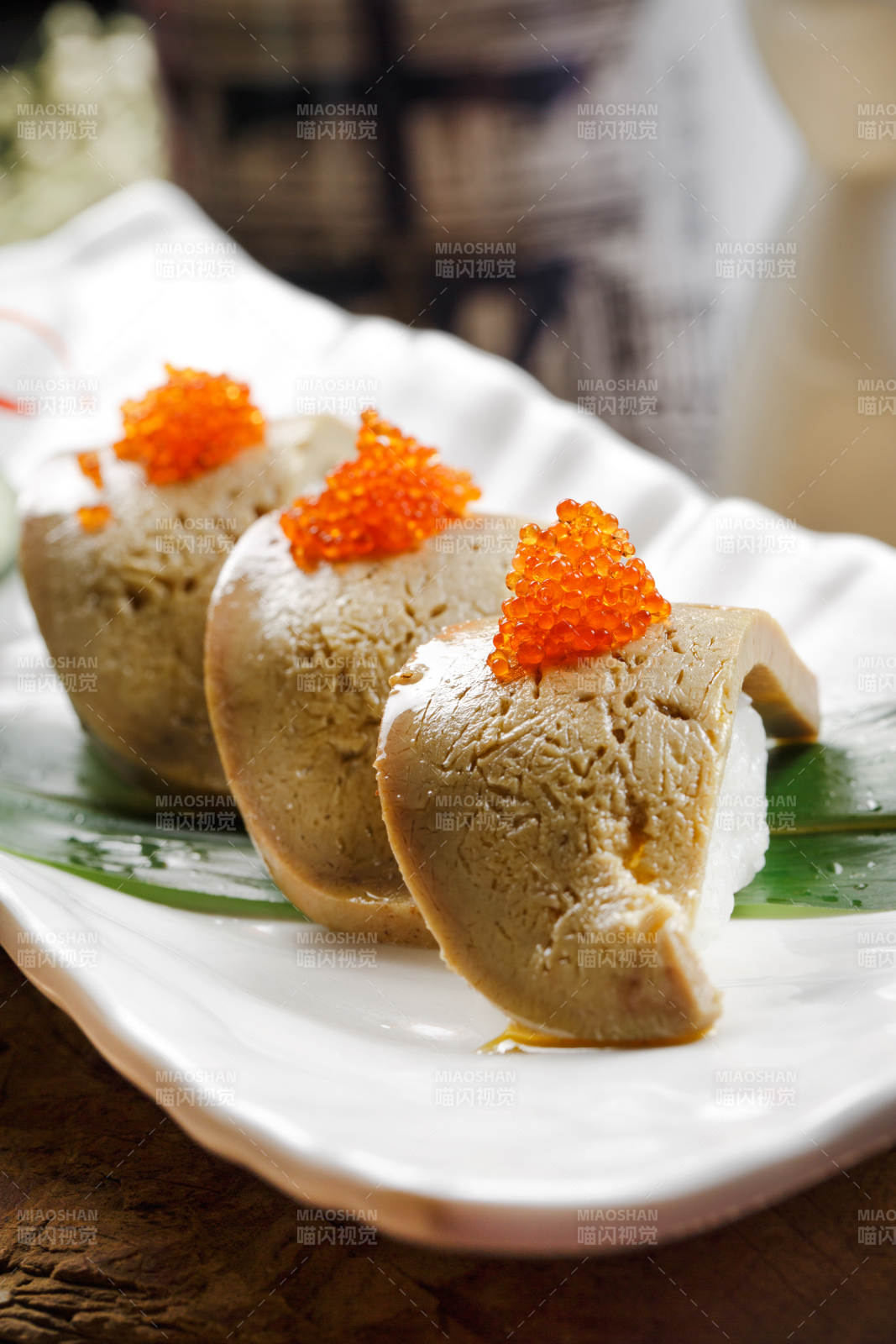 长方形瓷盘装的蟹子火灸鹅肝寿司图片