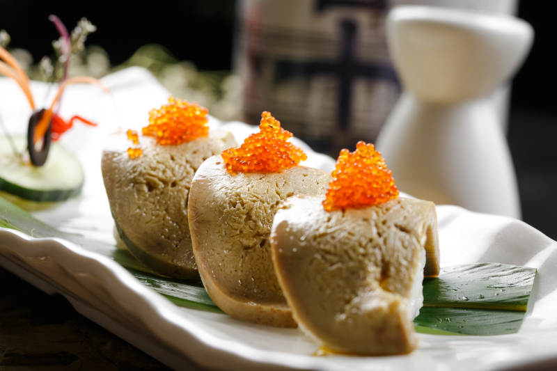 长方形瓷盘装的蟹子火灸鹅肝寿司图片