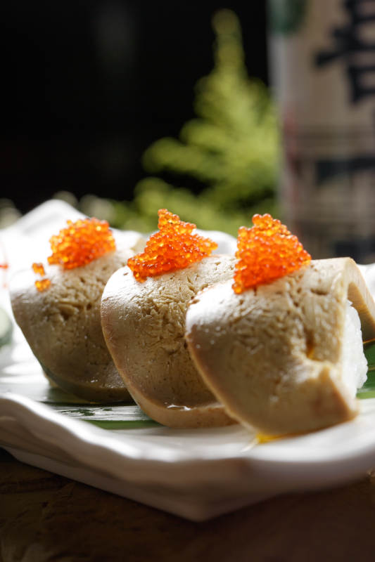 长方形瓷盘装的蟹子火灸鹅肝寿司图片