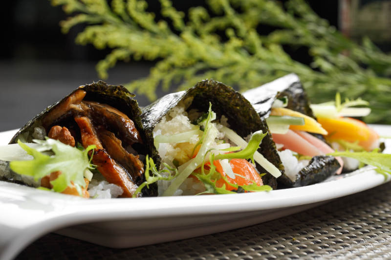 烤鳗鱼什锦海苔卷摆放在餐垫上图片