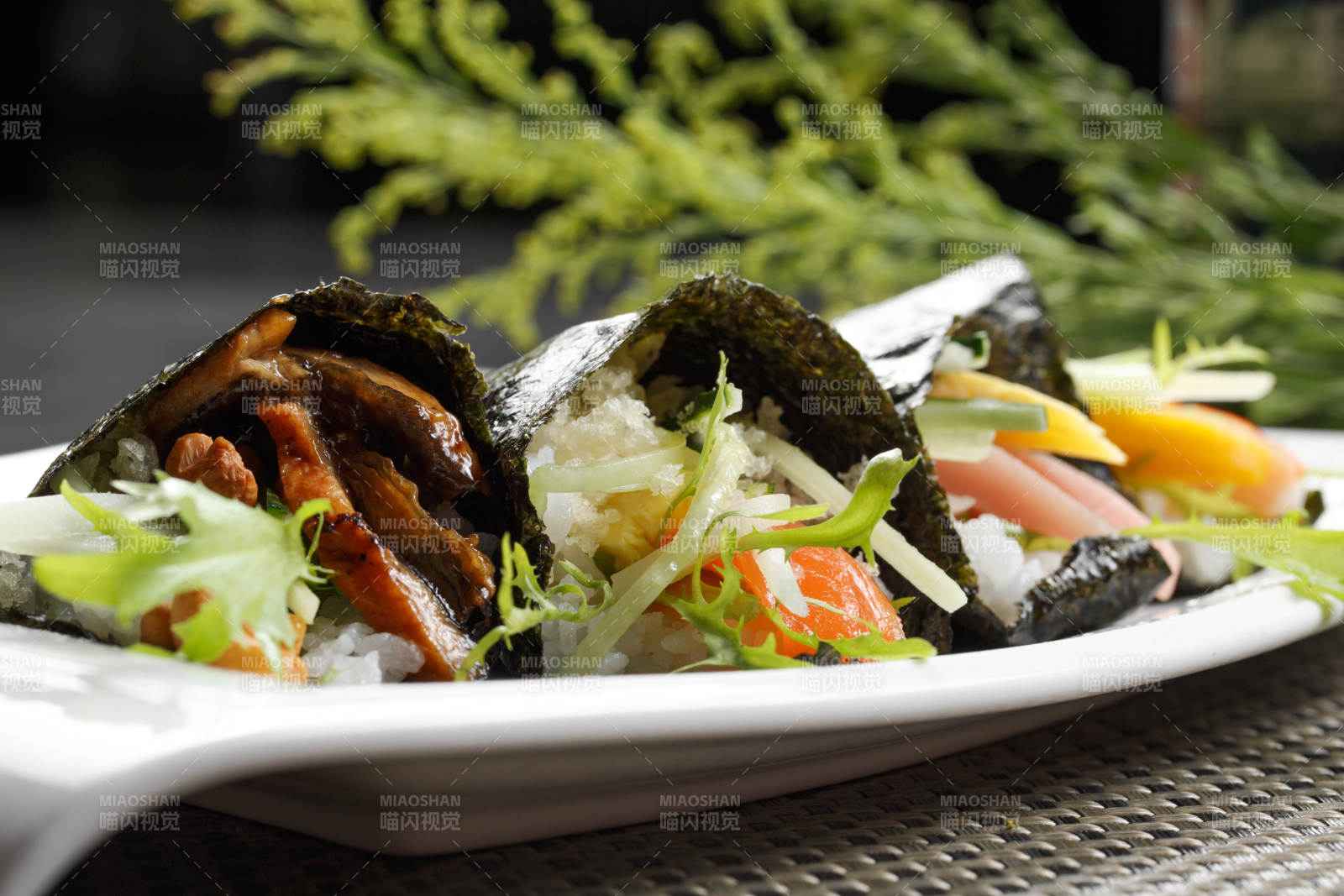 烤鳗鱼什锦海苔卷摆放在餐垫上图片