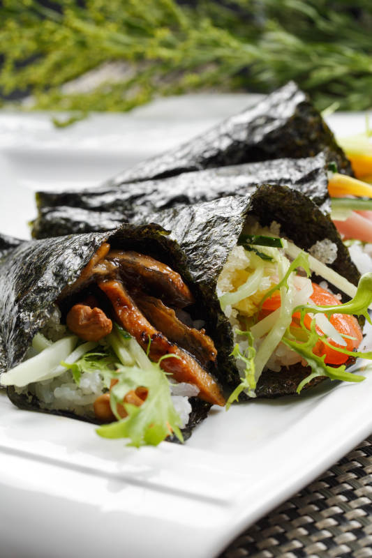 烤鳗鱼什锦海苔卷摆放在餐垫上图片