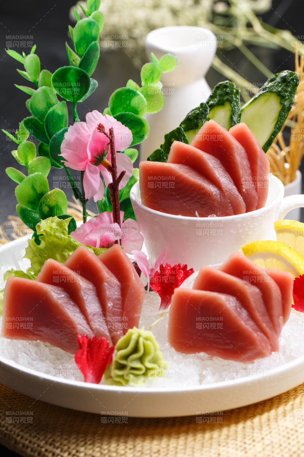超低温金枪鱼刺身摆放在草垫上图片