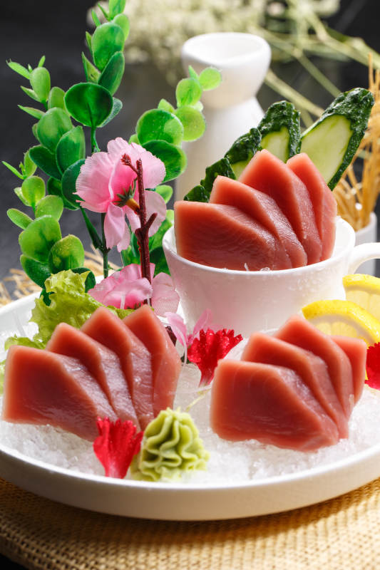 超低温金枪鱼刺身摆放在草垫上图片