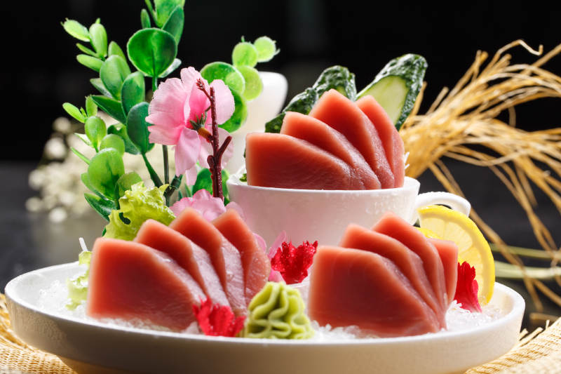 超低温金枪鱼刺身摆放在草垫上图片