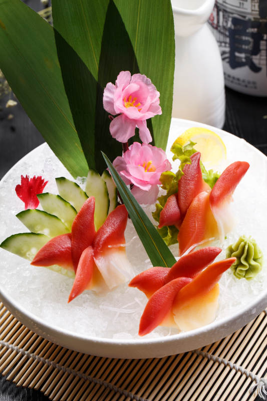 北极贝刺身摆放在寿司帘上图片