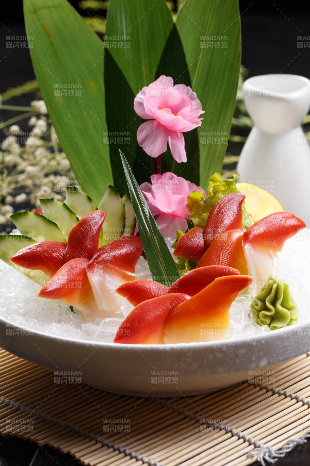 北极贝刺身摆放在寿司帘上图片