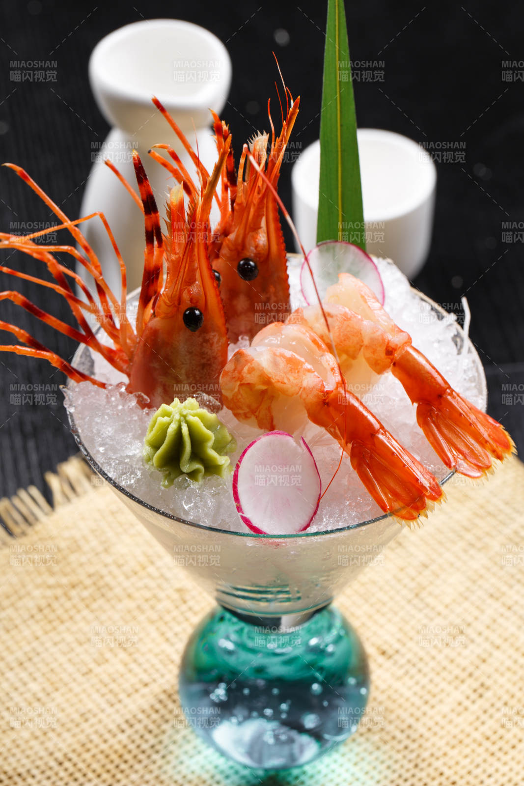 装满碎冰的高脚杯摆放的两只北极甜虾刺身图片