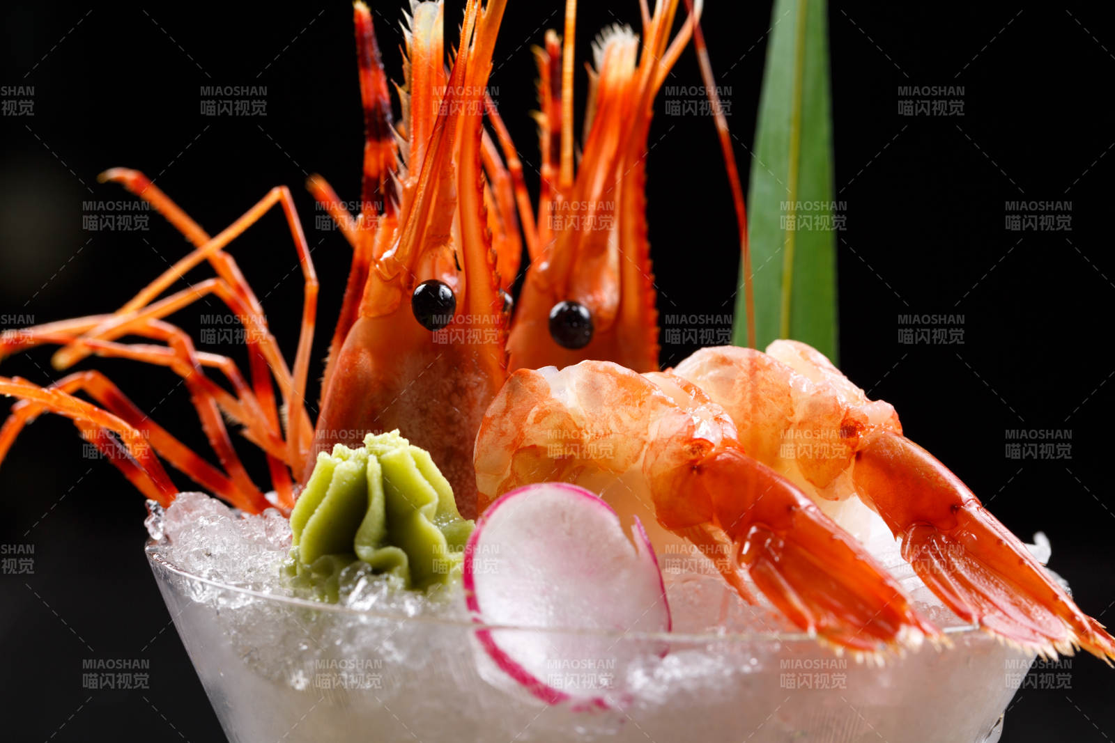 装满碎冰的高脚杯摆放的两只北极甜虾刺身图片