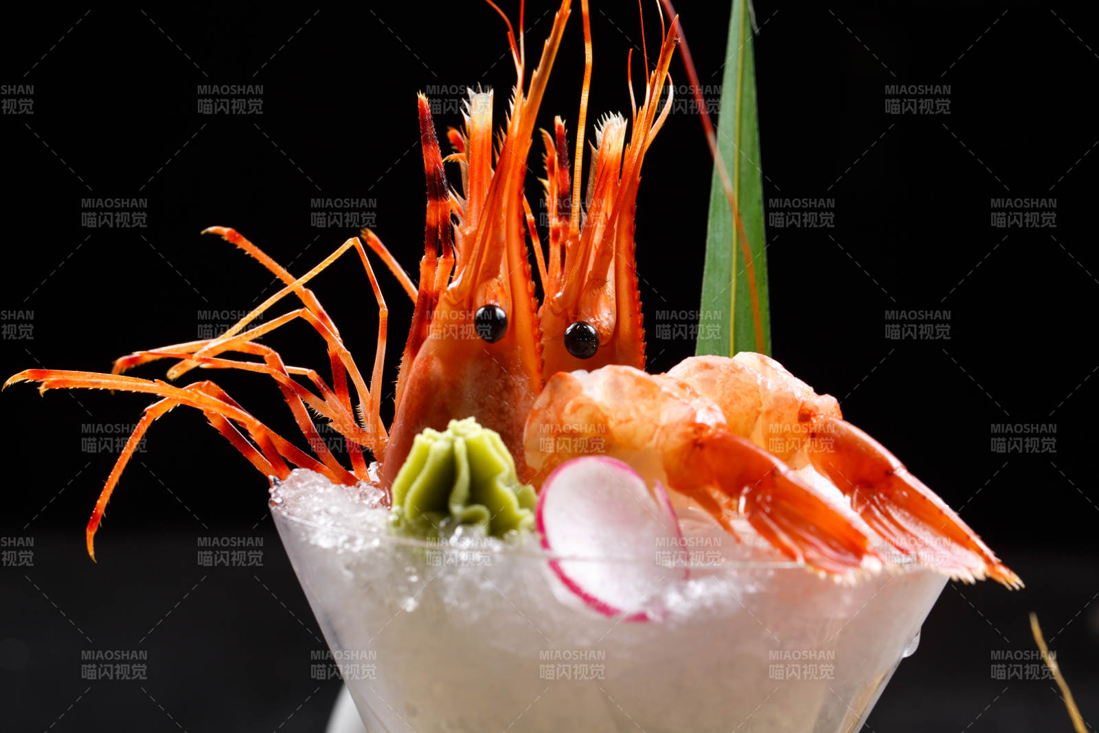 装满碎冰的高脚杯摆放的两只北极甜虾刺身图片