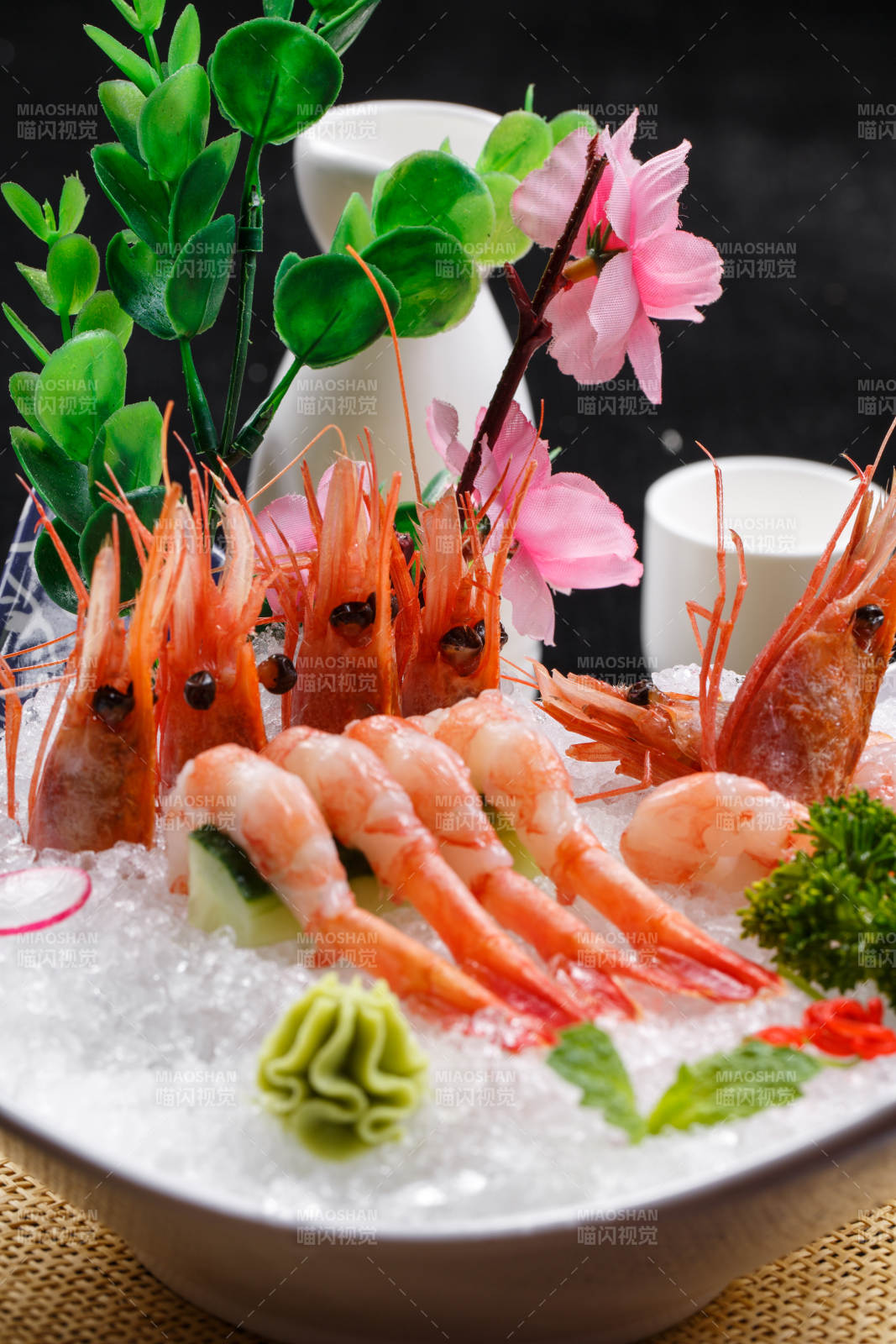 北极甜虾刺身摆放在草垫上图片